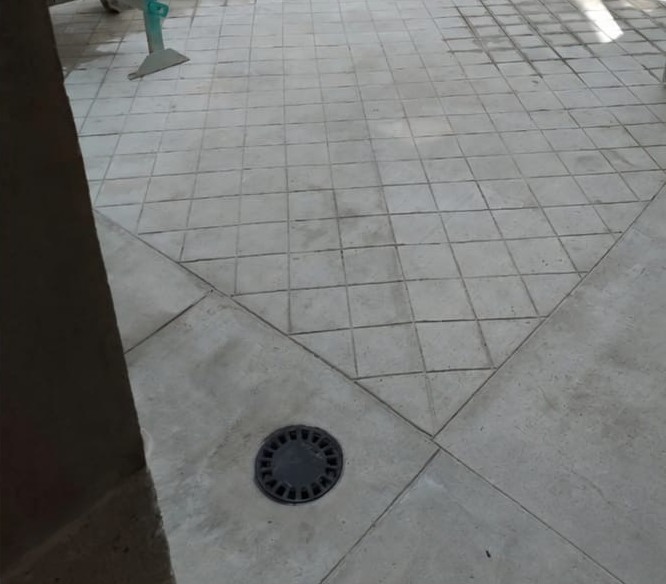 Dalle refaite en béton quadrillé à finition balayée avec siphon d'évacuation, cour d'immeuble – DFE RENOV