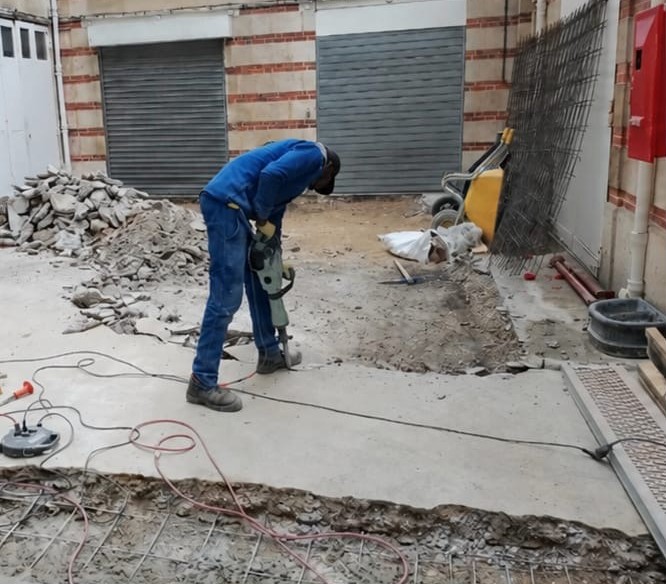 Démolition de la dalle au-dessus des caves avant réfection, cour d'immeuble à Paris – DFE RENOV