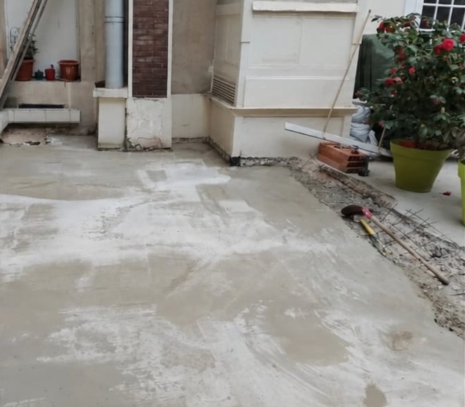 Coulage d'une nouvelle dalle en béton au-dessus des caves, cour d'immeuble en copropriété – DFE RENOV